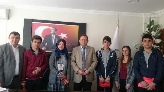 Türkiye Geneli 7. Arapça Yarışmaları Kapsamında Yapılan Arapça Bİlgi Yarışmasında Dereceye Giren Öğrenciler İlçe Milli Eğitim Müdürümüz Murtaza ALAN´a Ziyaret Ettiler.