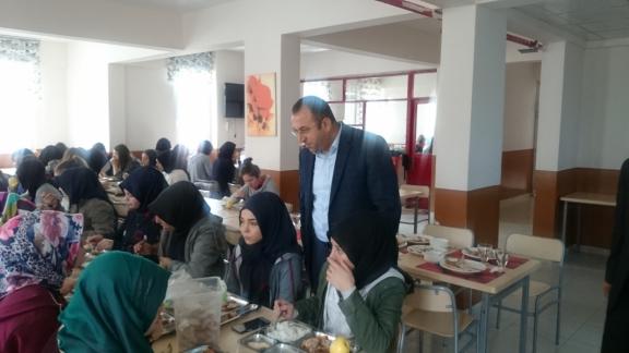 İlçe Milli Eğitim Müdürümüz Murtaza ALAN Mesleki ve Teknik Anadolu Lisesi Kız Pansiyonunu Ziyaret Etti.