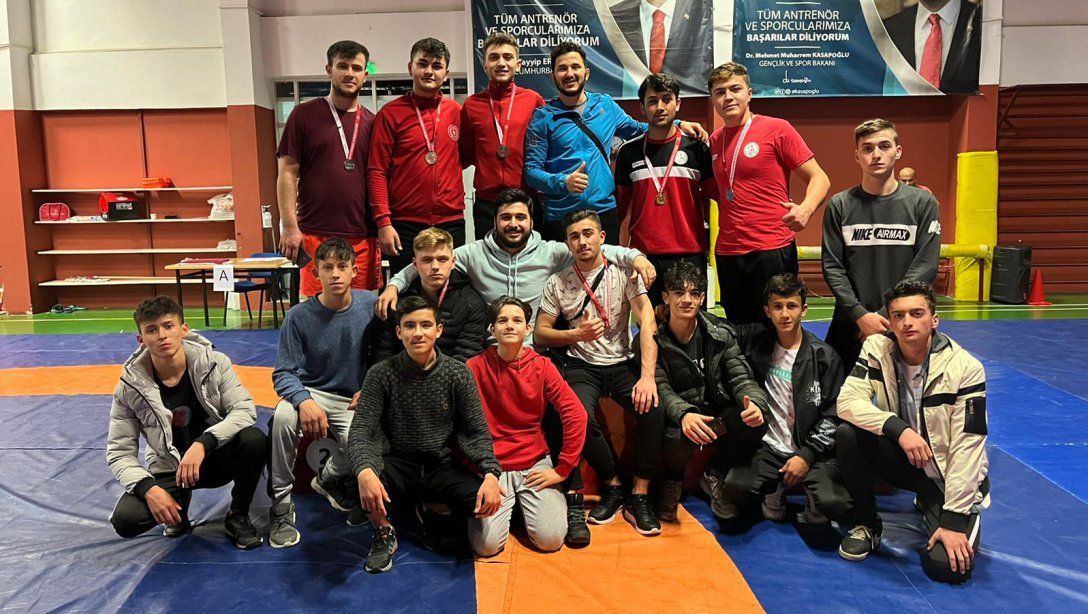 Serbest Güreş İl Müsabakalarında Dereceye Giren Güreşçi Öğrencilerimizi Tebrik Ederiz