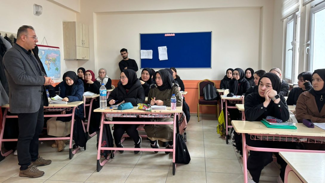 İlçe Milli Eğitim Müdürümüz Kız Anadolu İmam Hatip Lisesini Ziyaret Etti