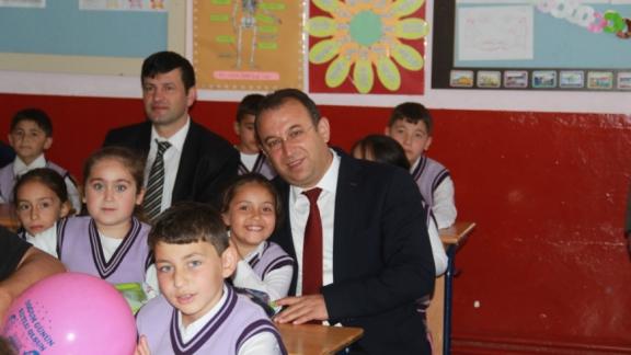 " İlköğretim Haftası" Nedeniyle Atatürk İlkokulumuzda Kutlama Programı Düzenlendi.