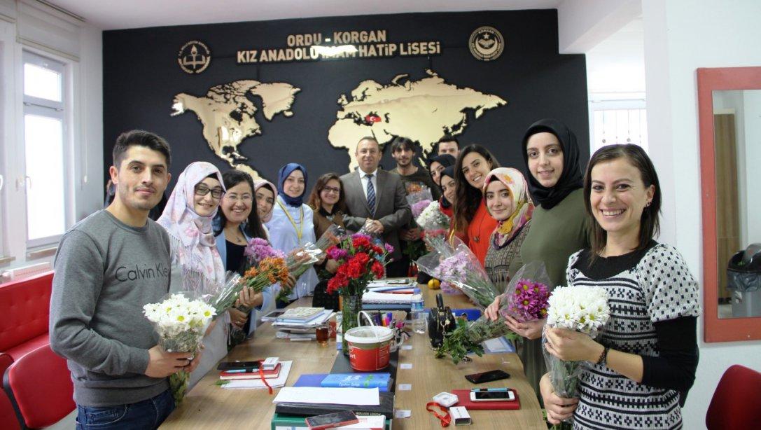 İlçe Milli Eğitim Müdürümüz Murtaza ALAN, Öğretmenler Günü Dolayısıyla İlçemizde Görevli Öğretmenlere Çiçek Hediye Etti.