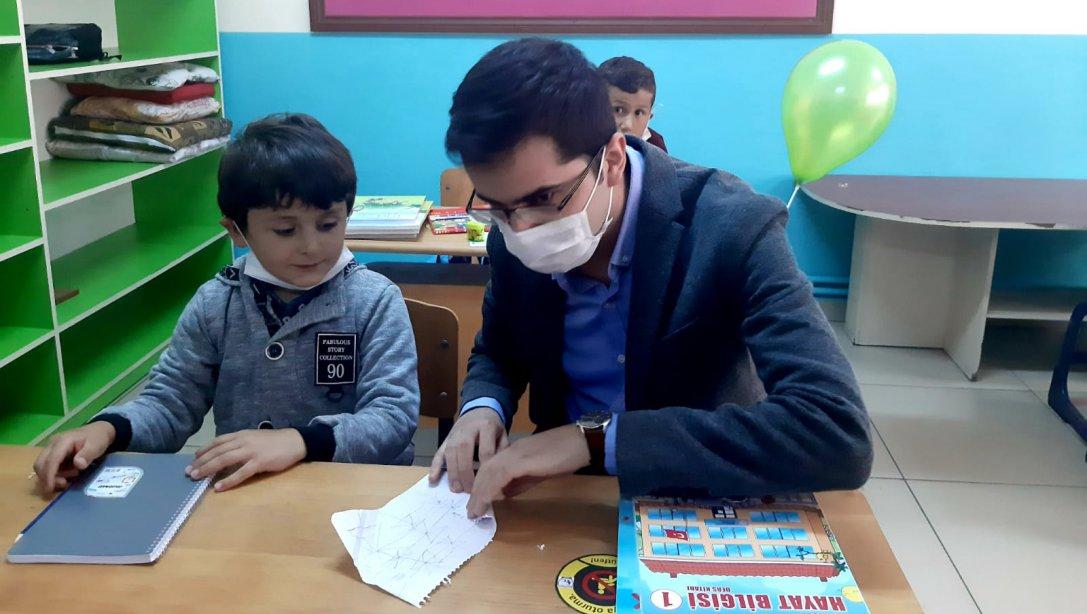 İlçe Kaymakamımız Sayın Yunus Emre ŞAHİN, İlçe Milli Eğitim Müdürümüz Murtaza ALAN'la birlikte Atatürk İlkokulu'nu Ziyaret Etti