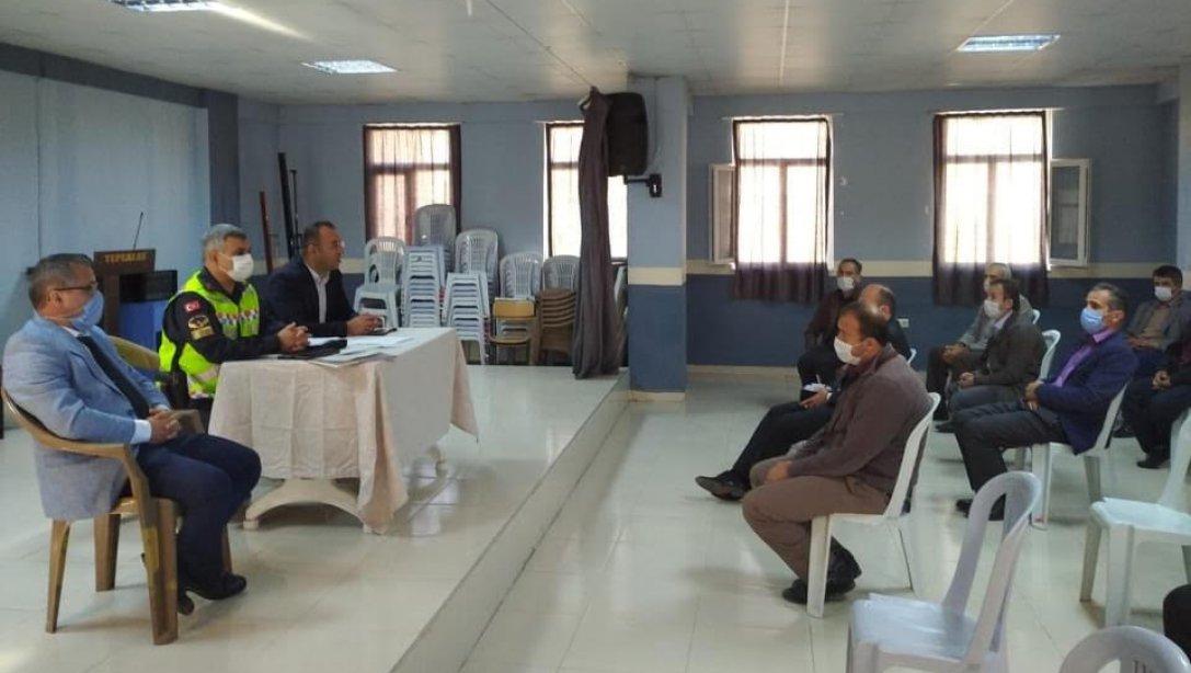 İlçe Milli Eğitim Müdürümüz Murtaza ALAN Başkanlığında  Tepealan ve Çayırkent BölgelerindeServis Aracı Şöförlerine Yönelik Bilgilendirme Toplantısı Yapıldı