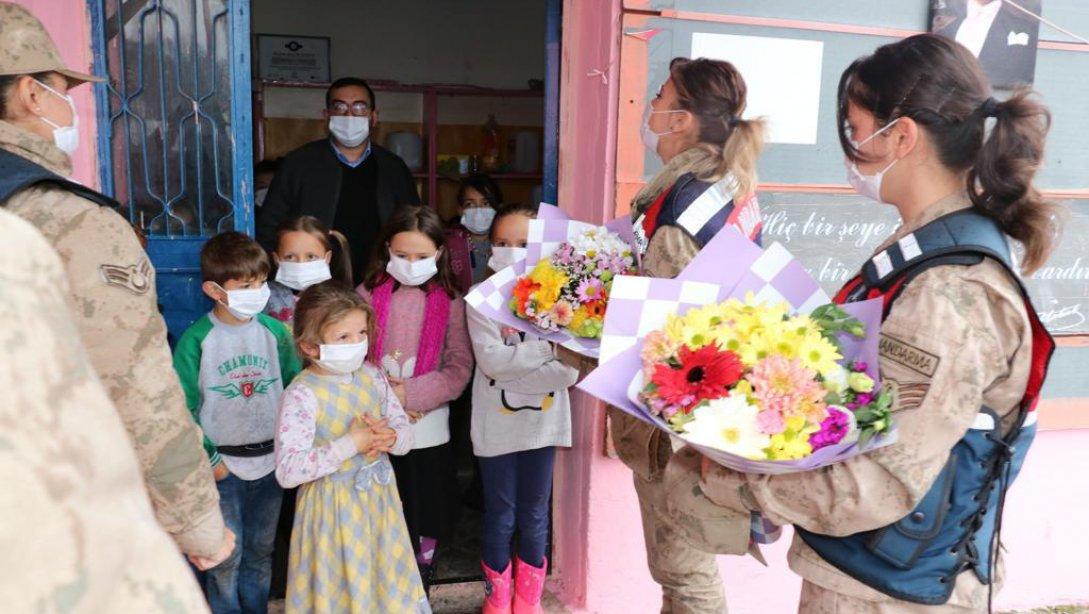 24 Kasım Öğretmenler Gününde, Korgan İlçe Jandarma Komutanlığından Köy Okullarına Ziyaret