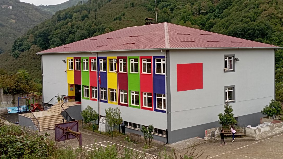 Ordu İl Milli Eğitim Müdürlüğümüzün destekleri ile Çiftlik İlkokulu/Ortaokulu dış çephe boyası  yenilenmiştir.