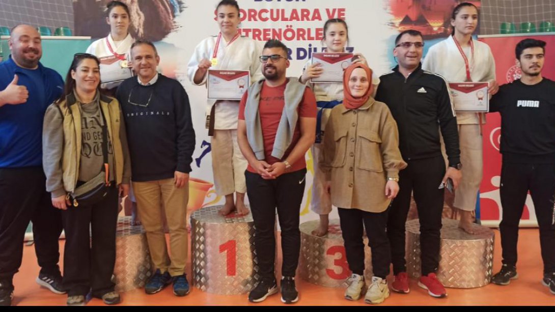 Okul Sporları Judo Yıldız Türkiye Şampiyonasında Korgan Ortaokulu Öğrencimiz Sude Naz ERÜKLÜ Türkiye 3.Sü olmuştur.