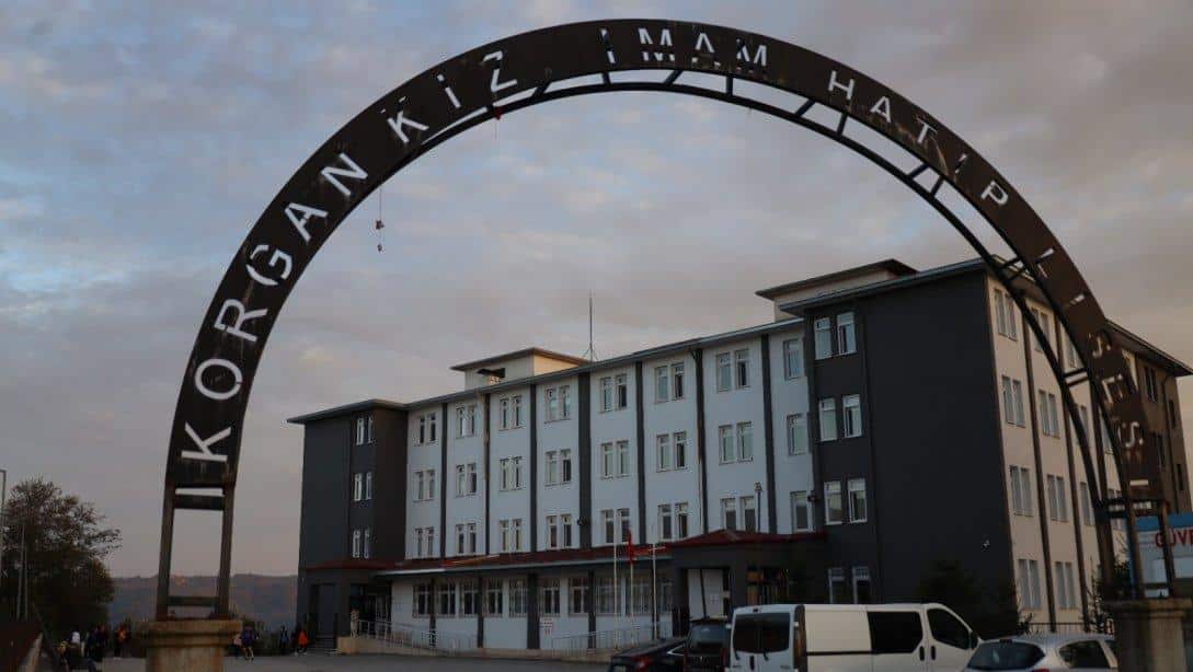 Korgan Kız Anadolu İmam Hatip Lisesinin Dış Cephesi Yenilendi.