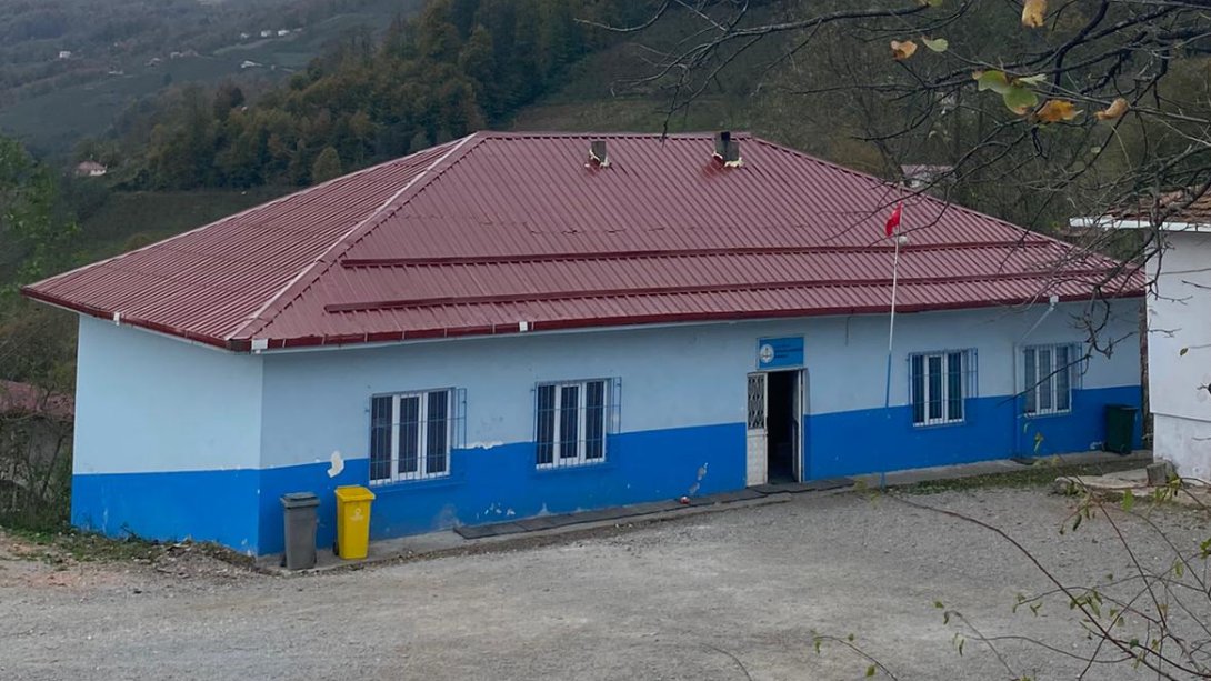 Tepealan Kırıkbozu İlkokulunun çatısı yenilendi.